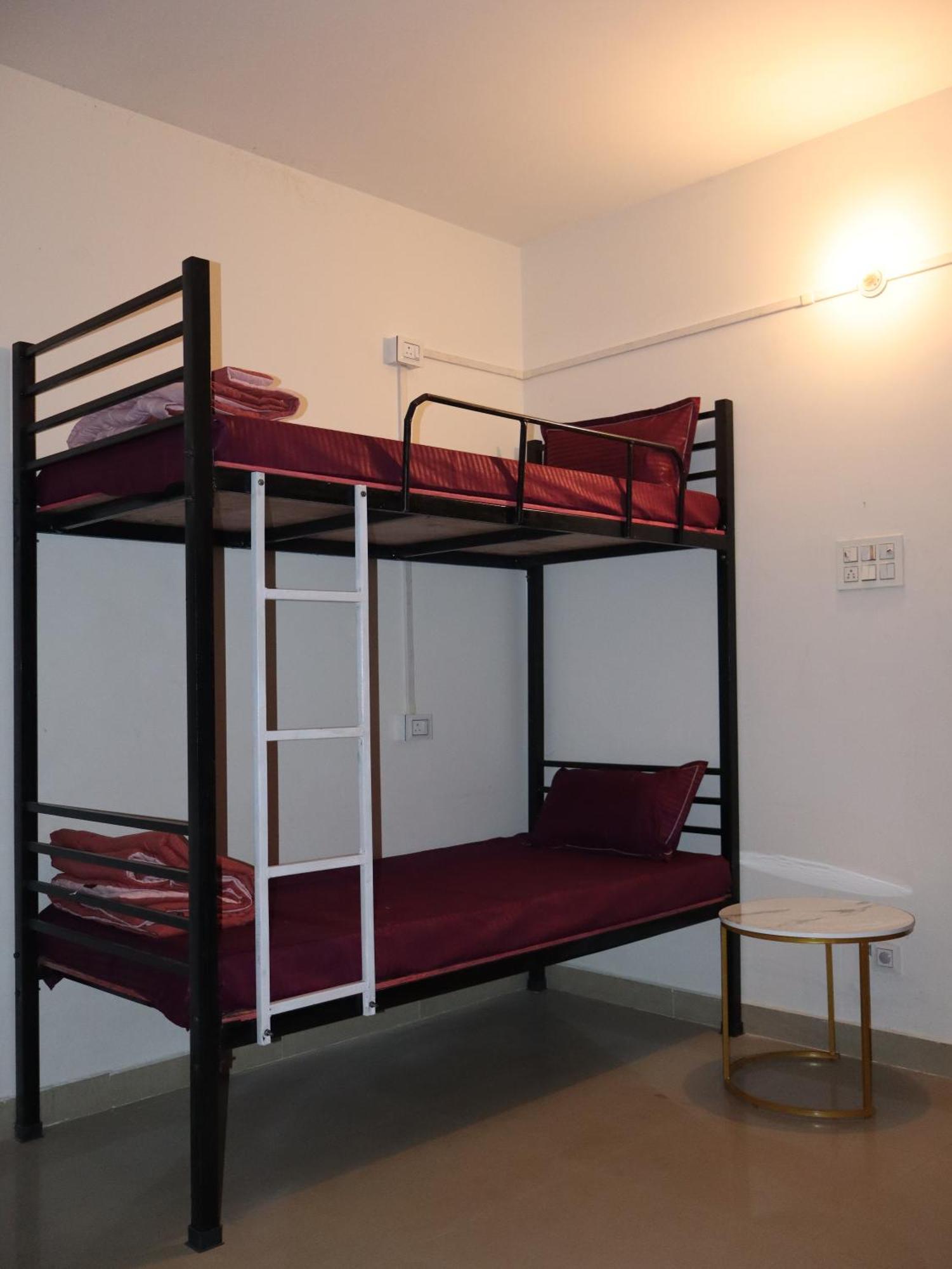 Nomad'S Nest Backpackers Hostel Гувахати Экстерьер фото