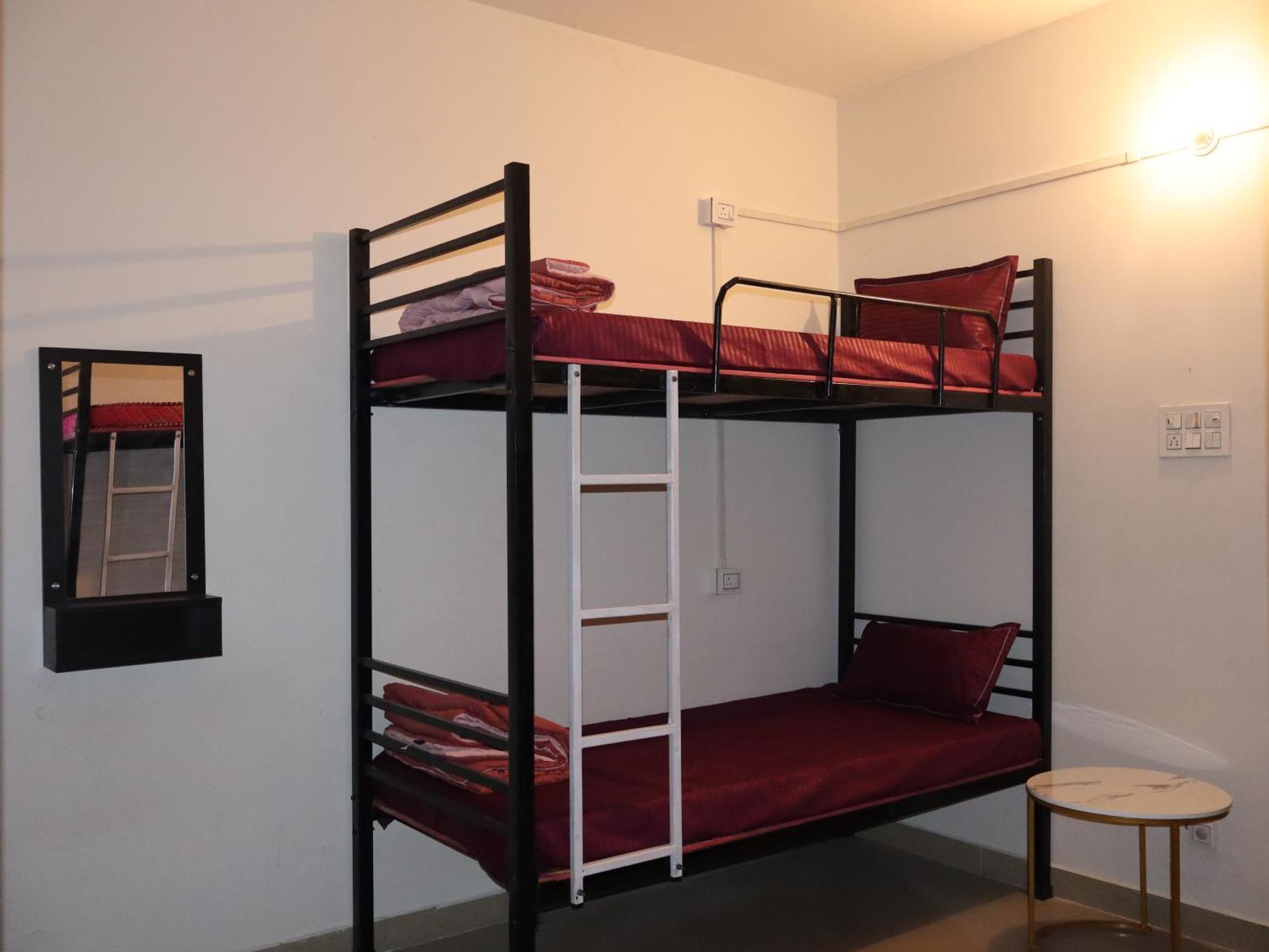 Nomad'S Nest Backpackers Hostel Гувахати Экстерьер фото