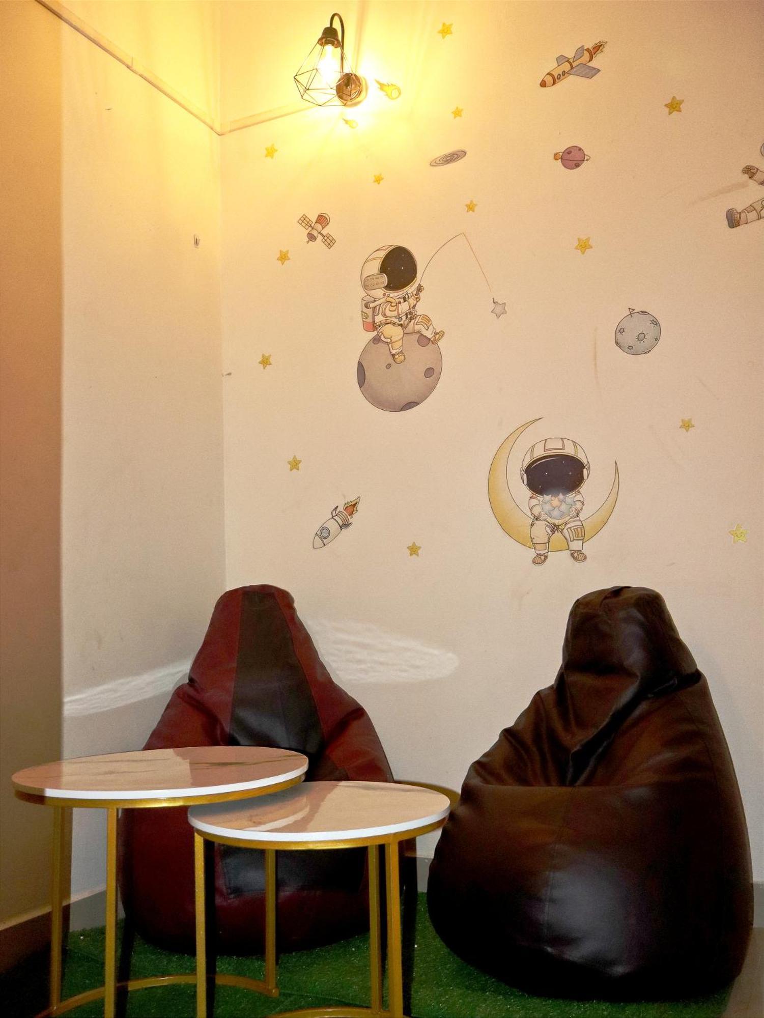 Nomad'S Nest Backpackers Hostel Гувахати Экстерьер фото
