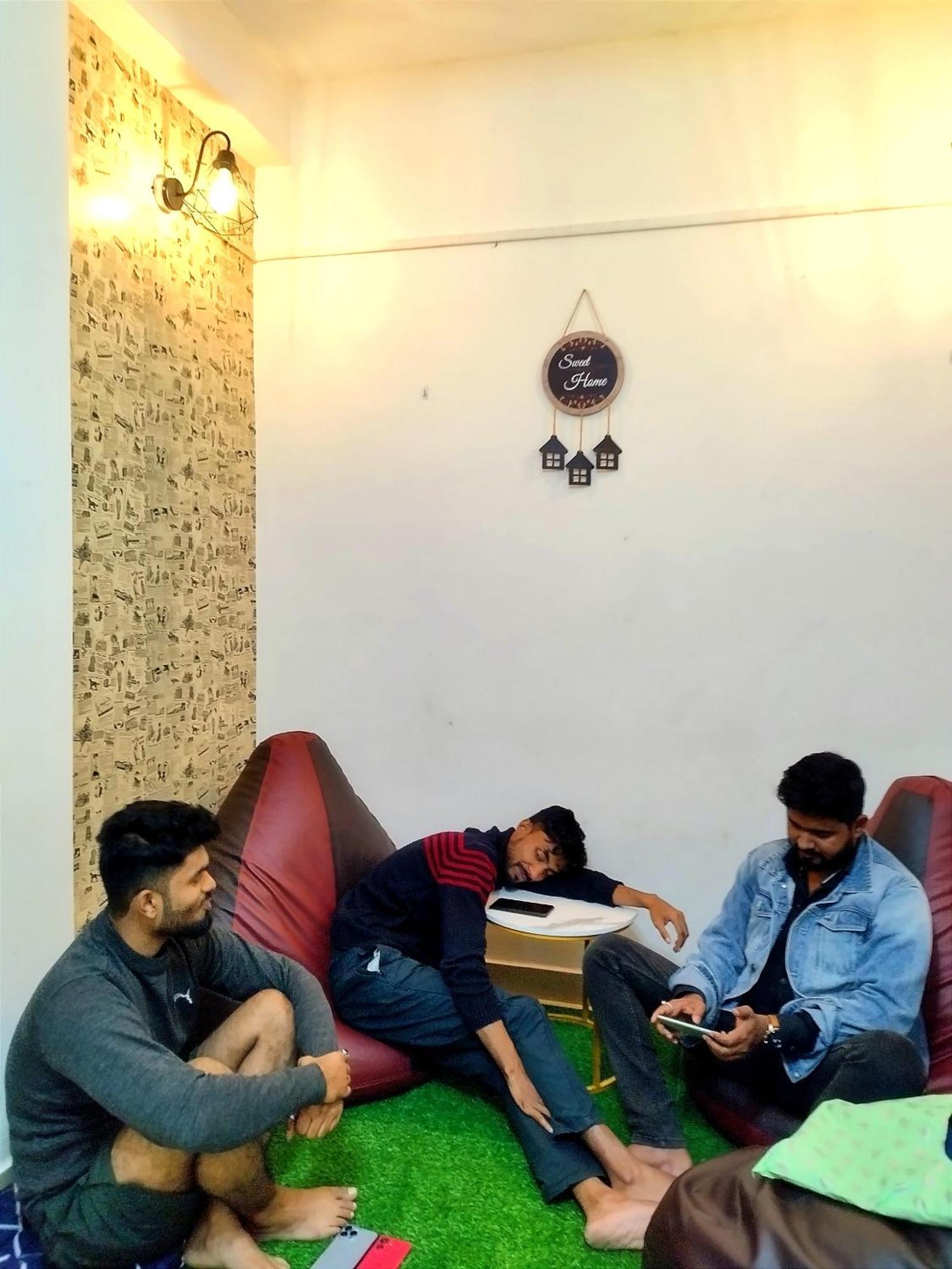 Nomad'S Nest Backpackers Hostel Гувахати Экстерьер фото